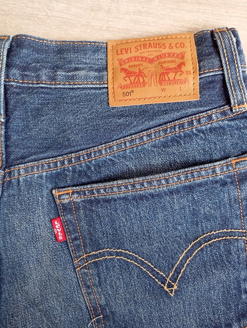 Super short en jean Levi's 501 taille S - Bleu en super état - W26