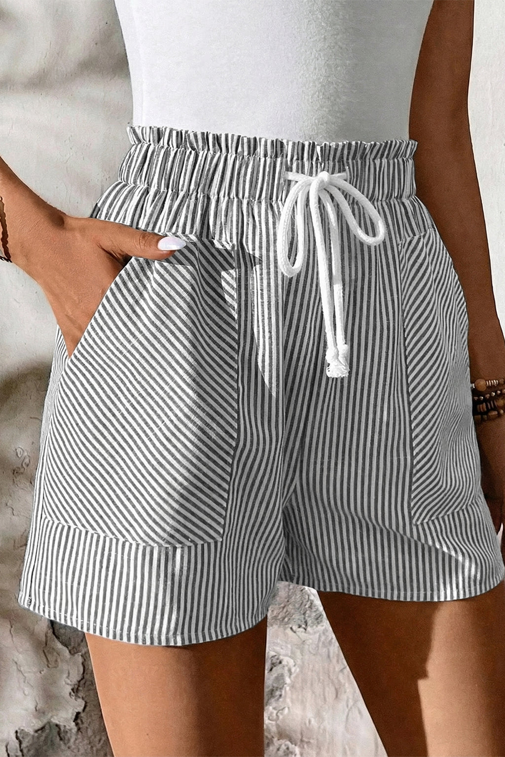 Short rayé gris taille haute à cordon lacé et poches — jambes larges, 75% coton