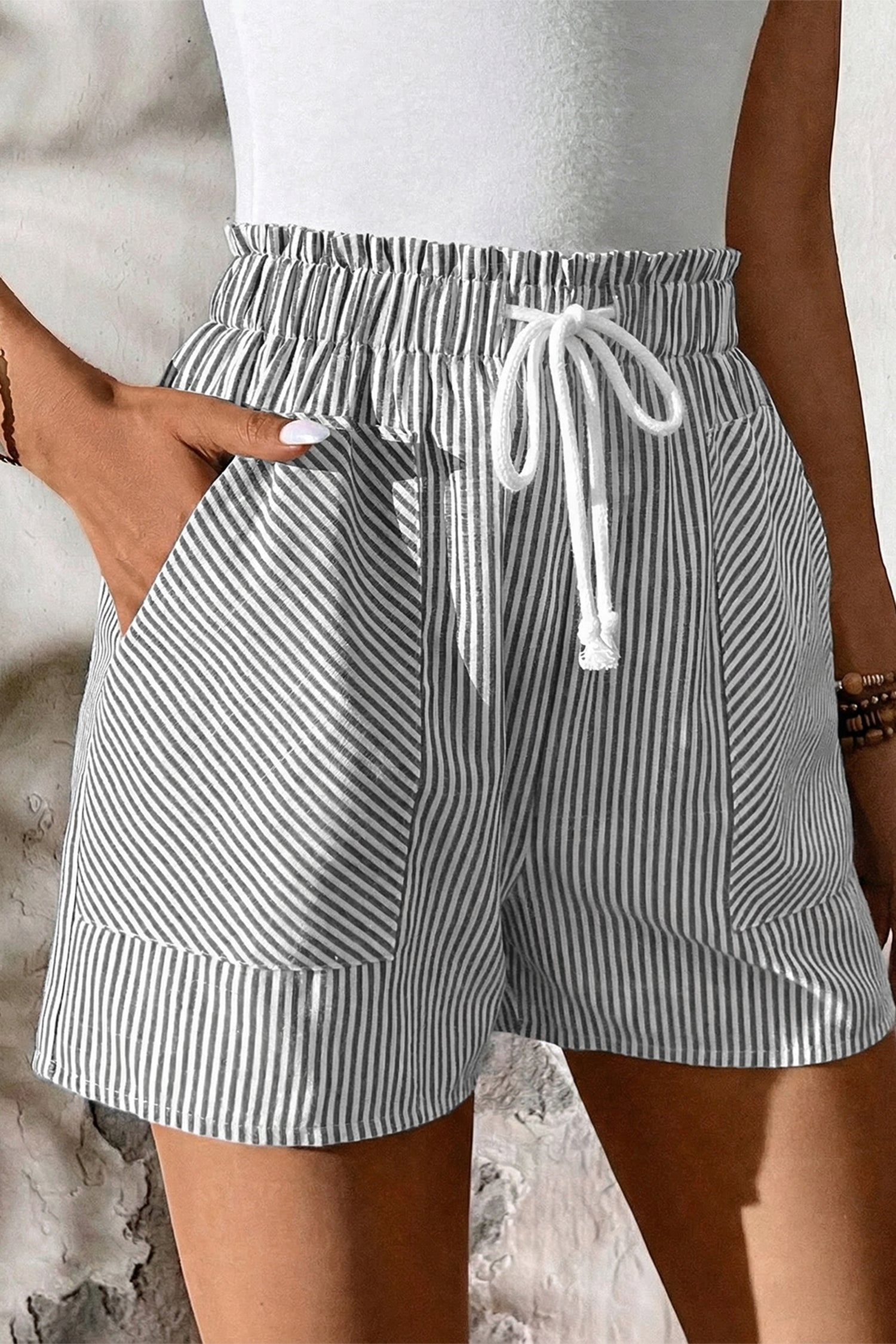 Short rayé gris taille haute à cordon lacé et poches — jambes larges, 75% coton