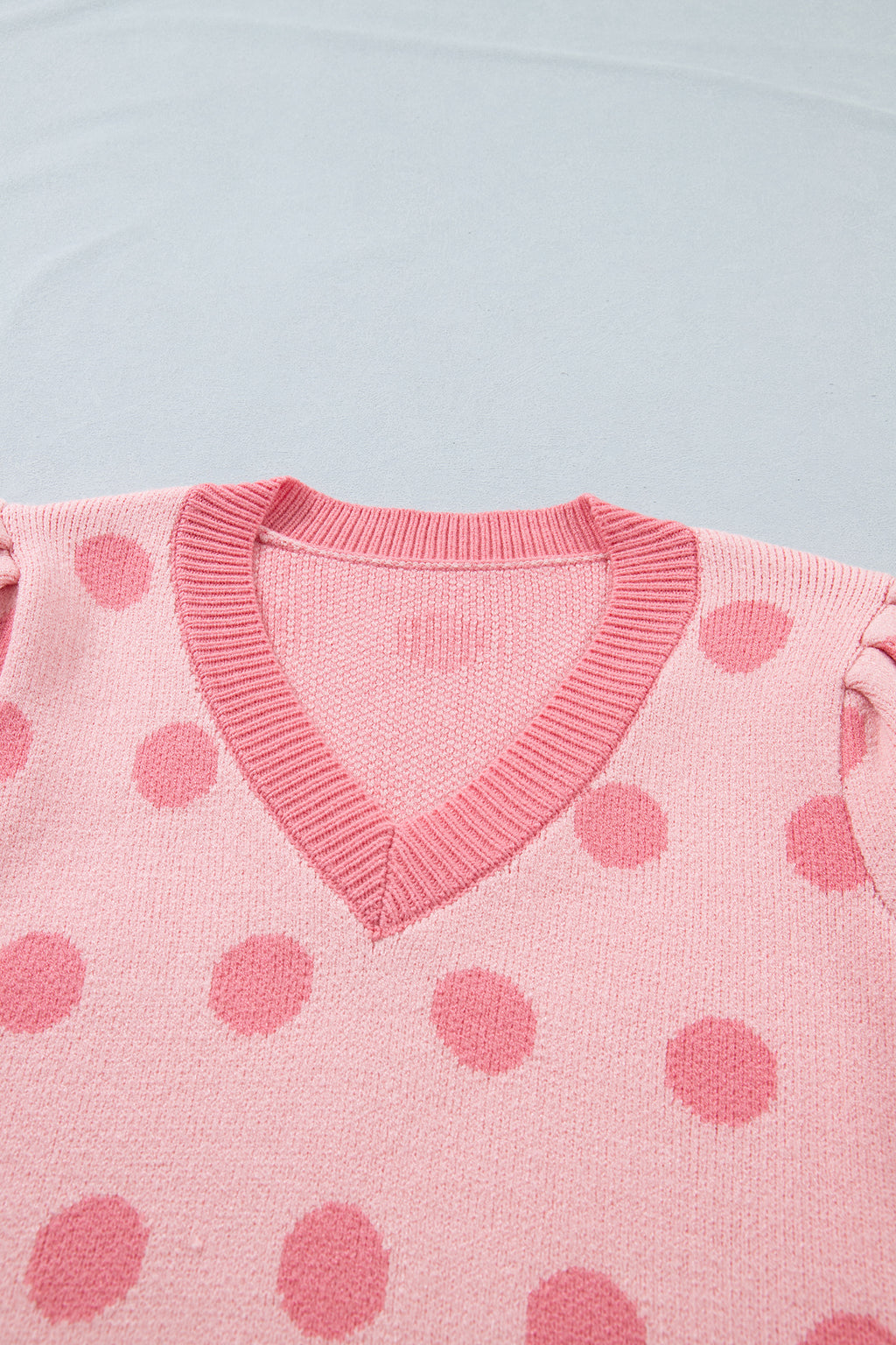 Pull Bleu Ciel à Pois Blancs – Col en V, Manches Courtes Bouffantes