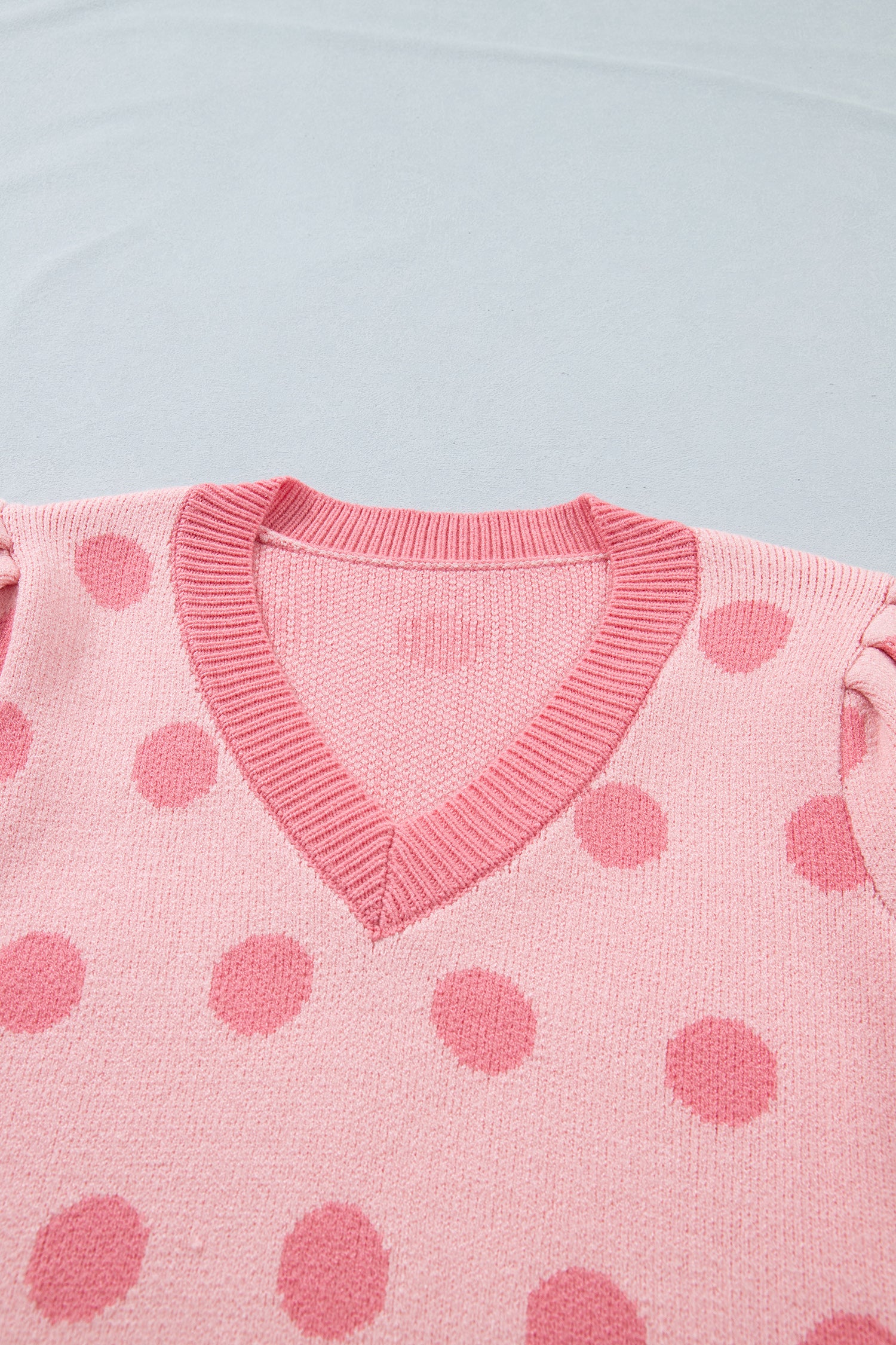 Pull Bleu Ciel à Pois Blancs – Col en V, Manches Courtes Bouffantes