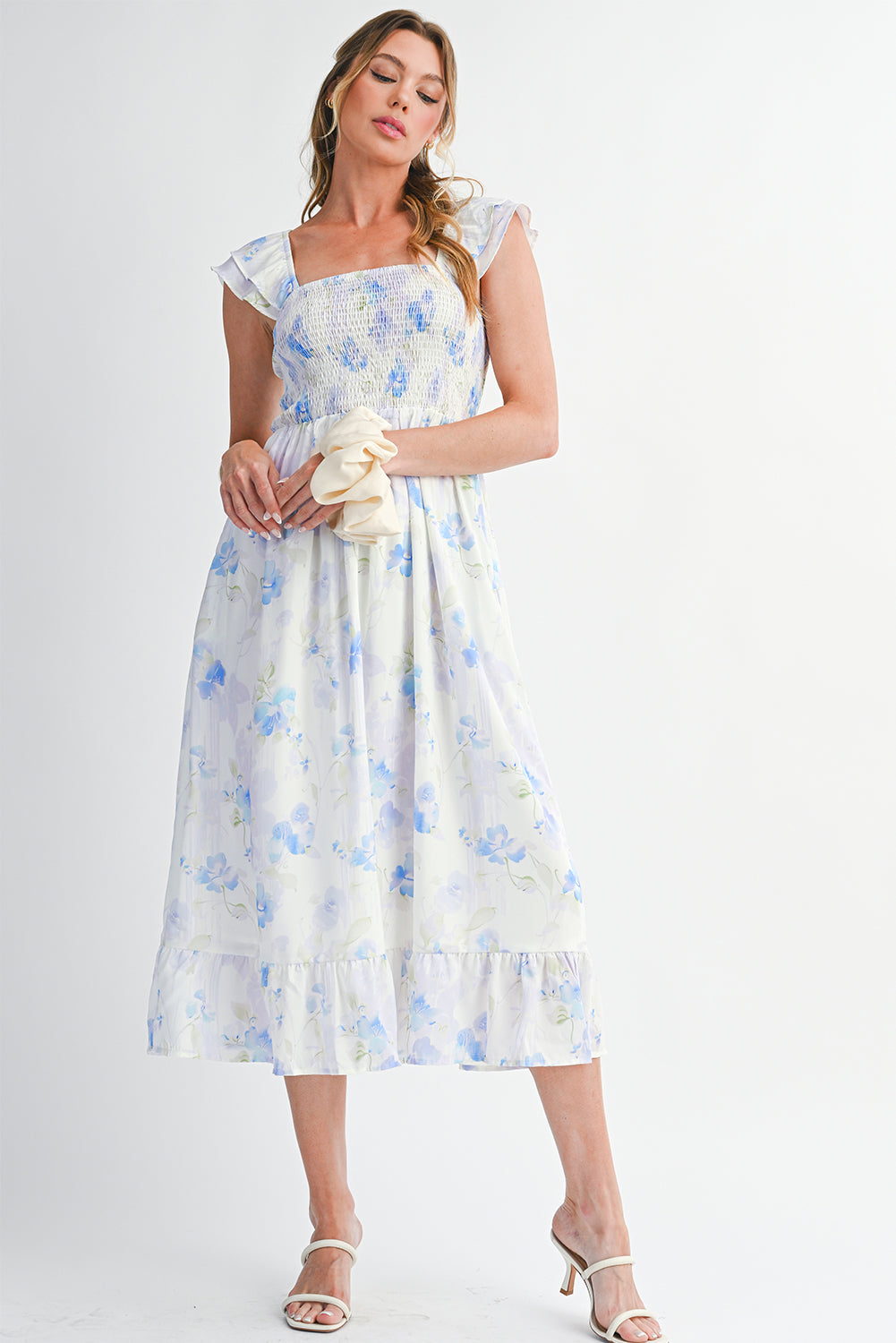 Robe longue bleu ciel à fleurs — Taille haute smockée & volants