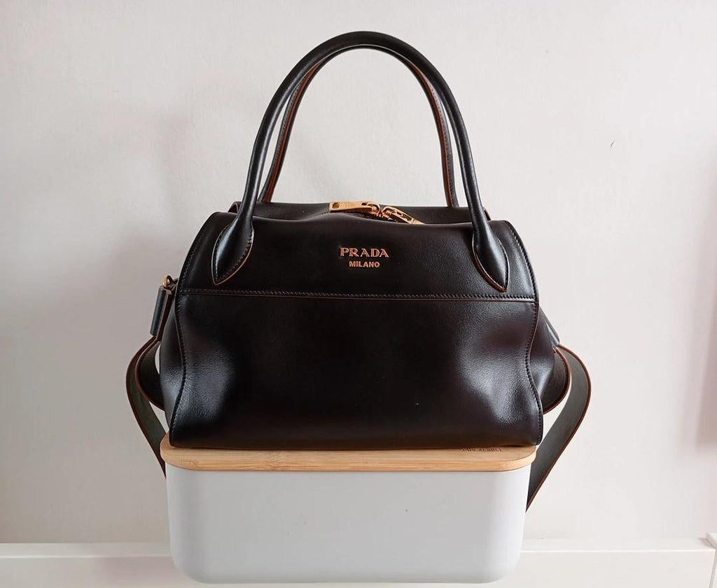 Sac à main Prada bandoulière - cuir - noir et marron - modèle Top Handle Vintage , collection Vitello Phoenix de Prada