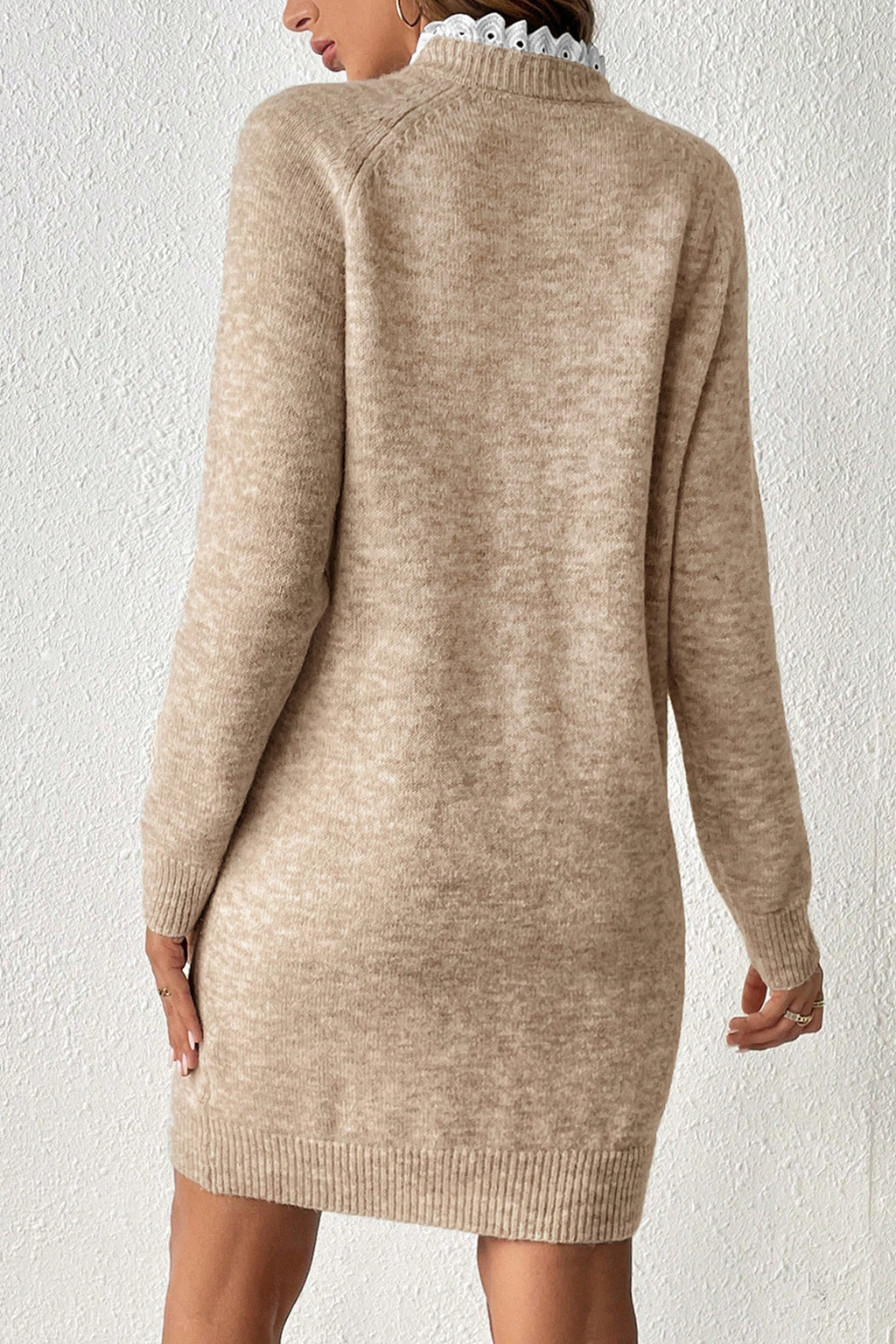 Robe pull courte en maille à manches raglan et col boutonné dentelle