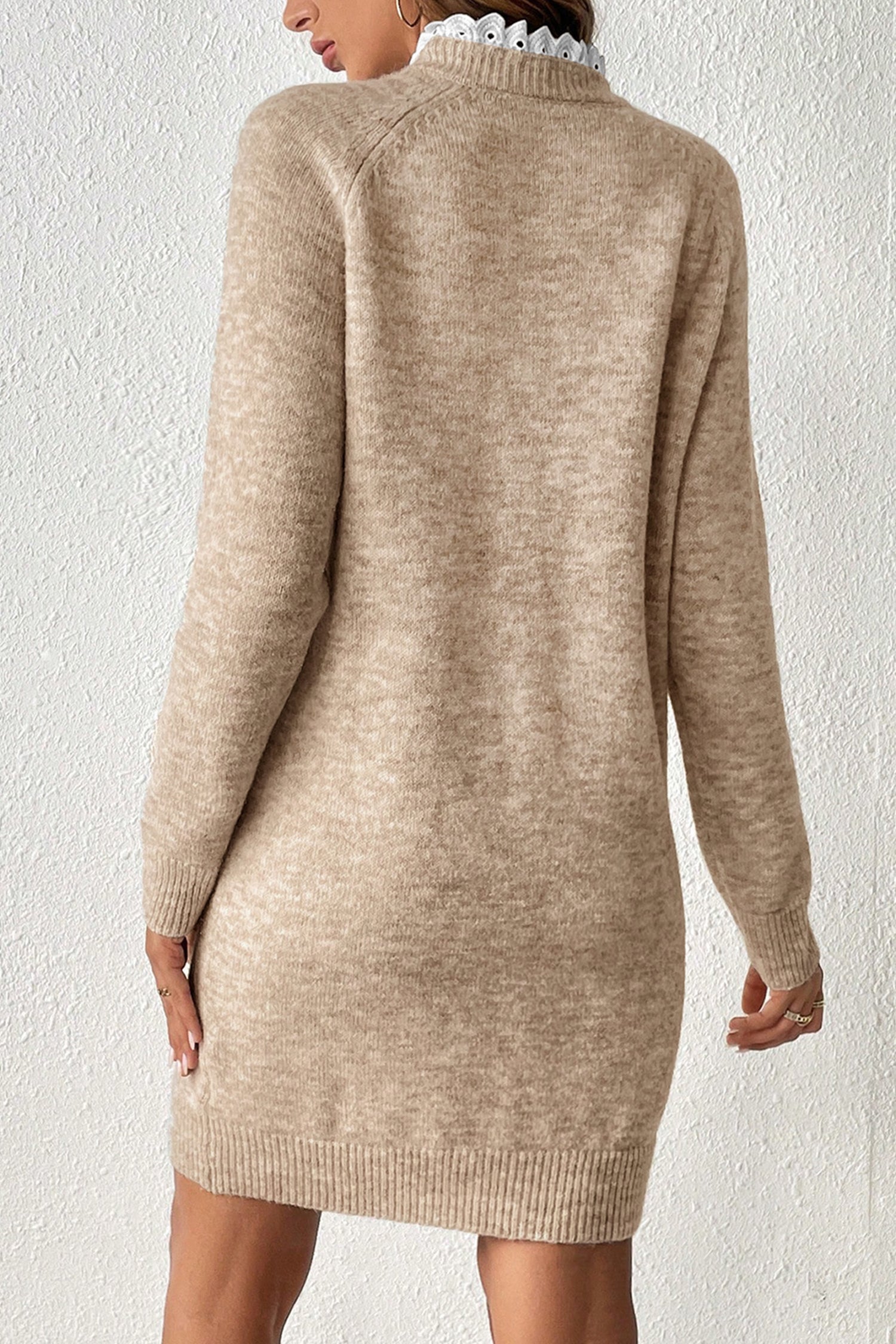 Robe pull courte en maille à manches raglan et col boutonné dentelle