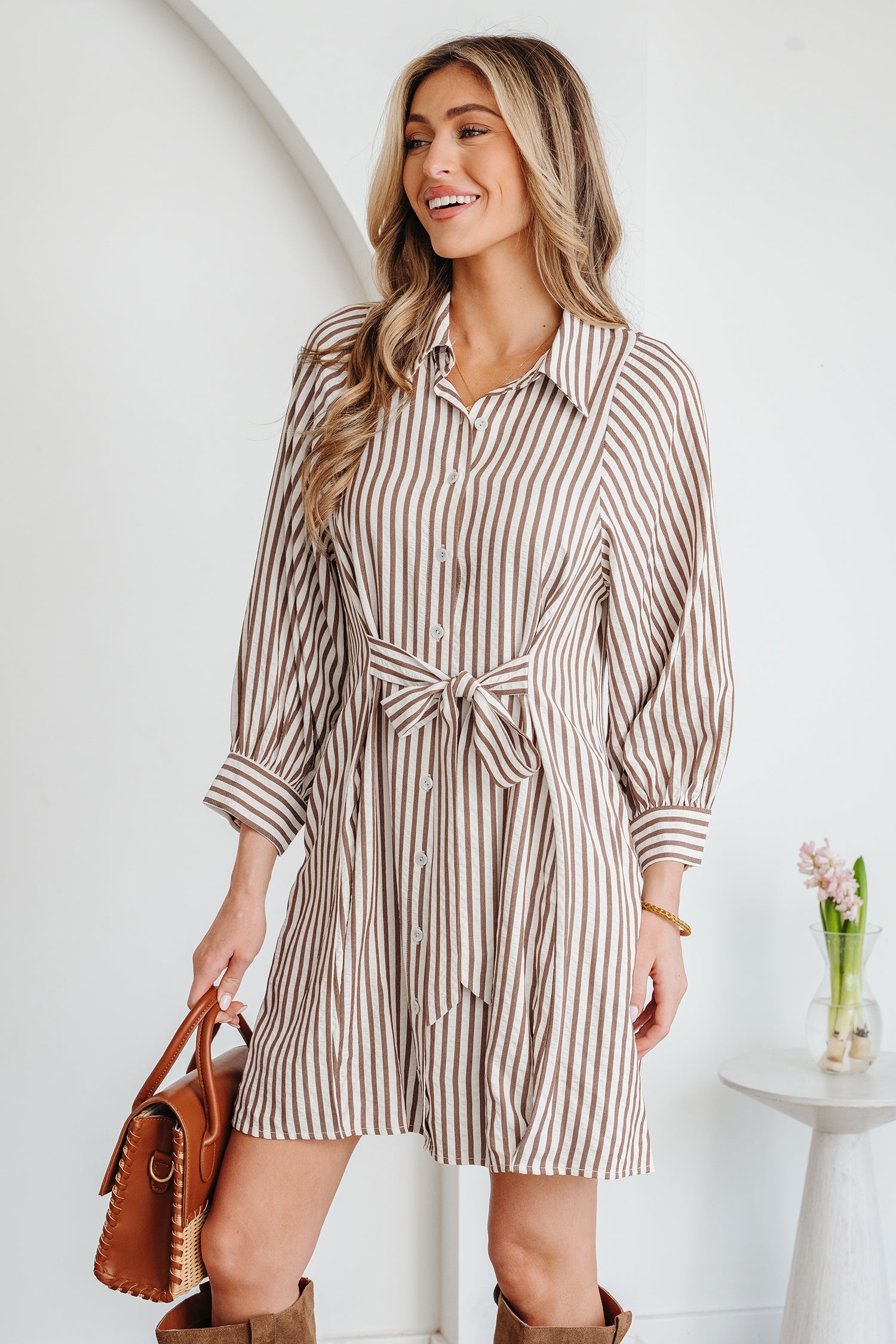 Robe chemise courte à rayures brunes — Taille nouée & manches bouffantes