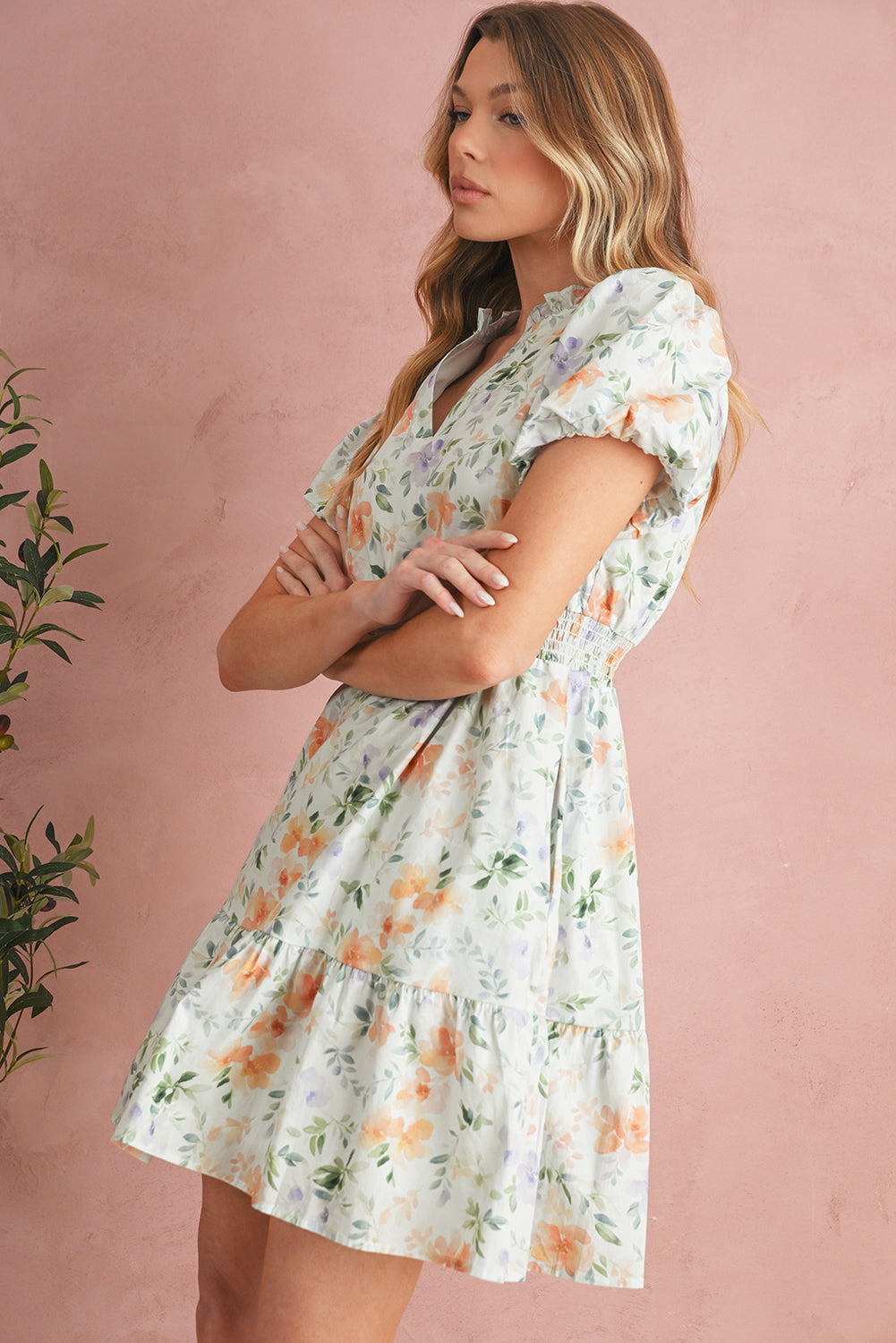 Robe Courte Beige à Imprimé Floral — Taille Haute Smockée et Manches Bouffantes