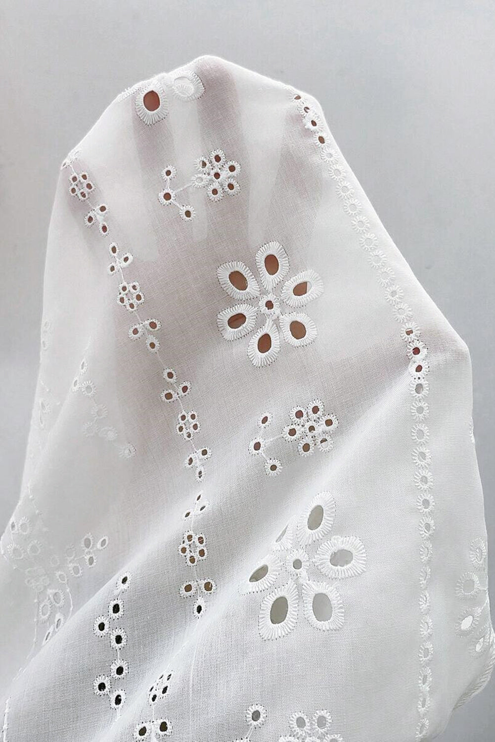 Chemisier Blanc Broderie Œillets — Col Rond et Manches Bouffantes Smockées