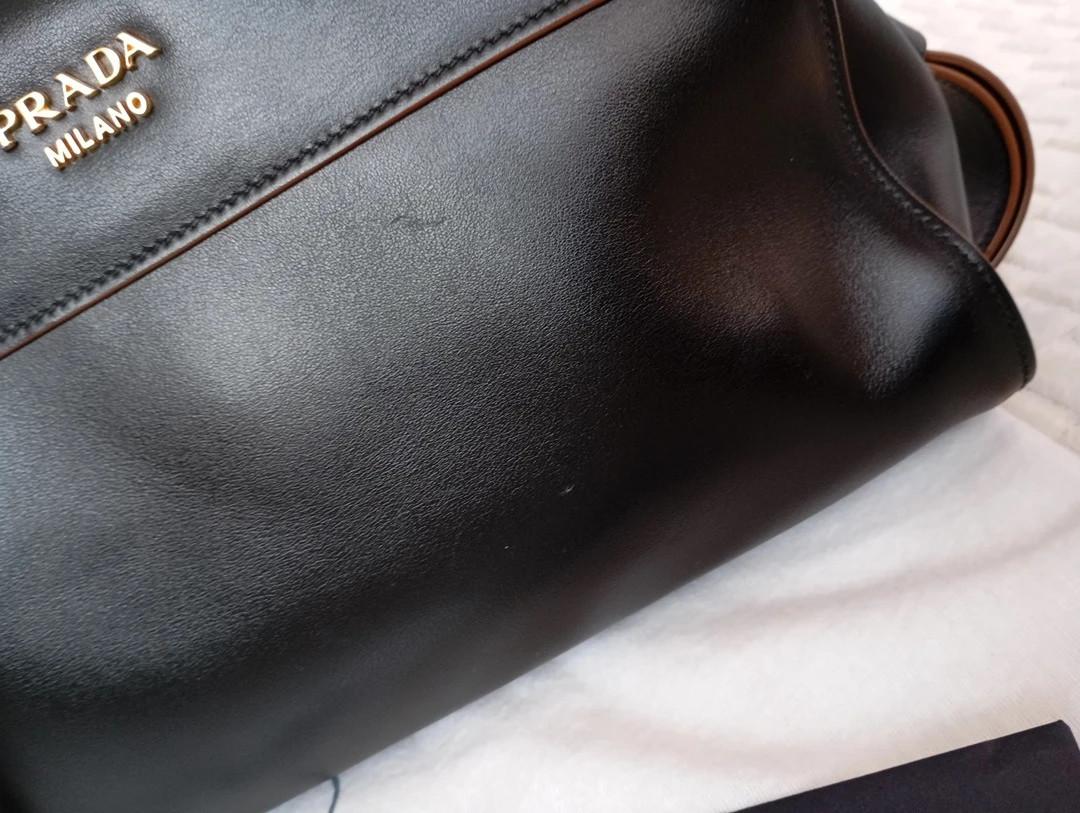 Sac à main Prada bandoulière - cuir - noir et marron - modèle Top Handle Vintage , collection Vitello Phoenix de Prada
