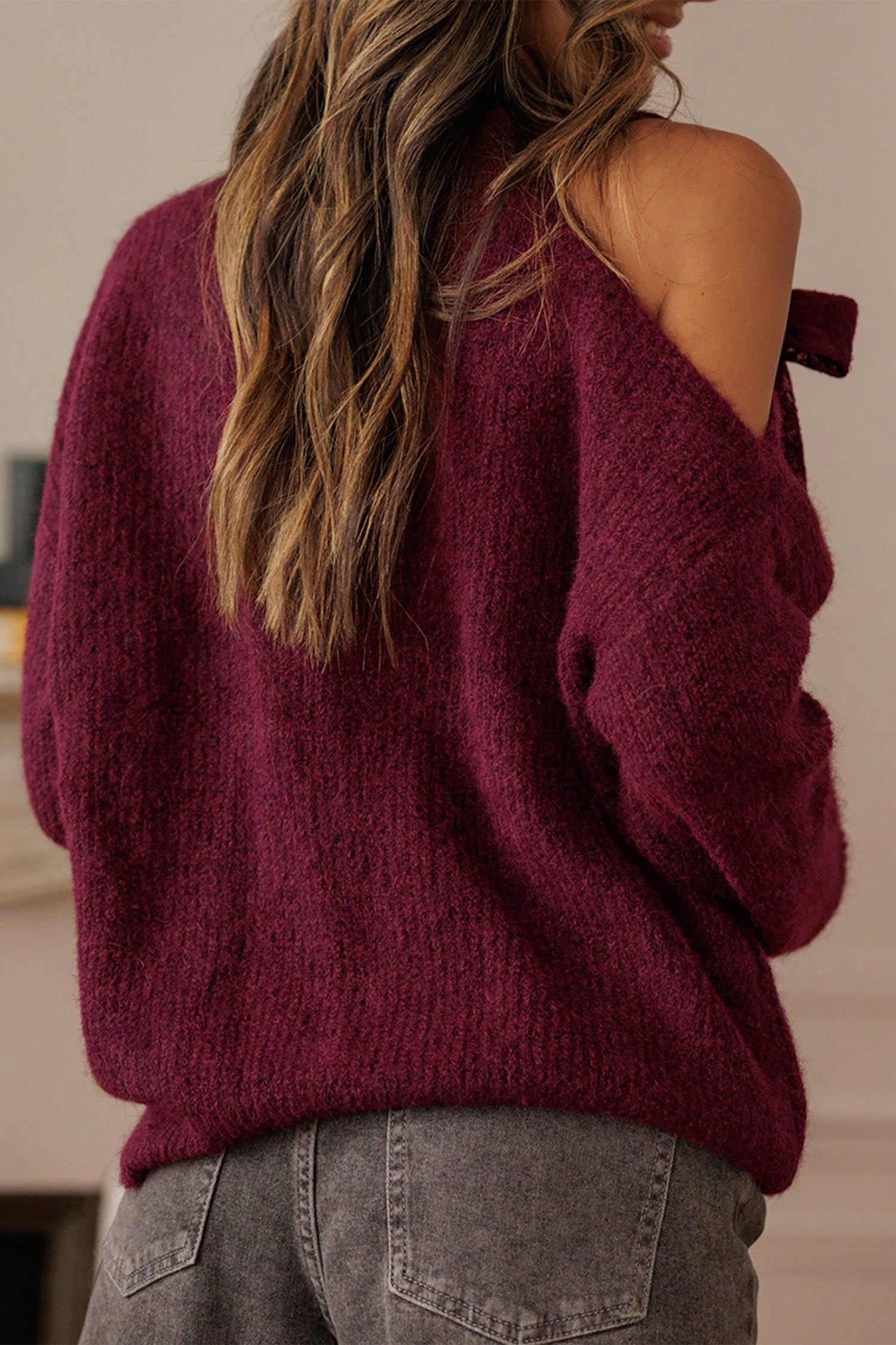 Pull en maille à col asymétrique et nœud papillon en dentelle — bordeaux
