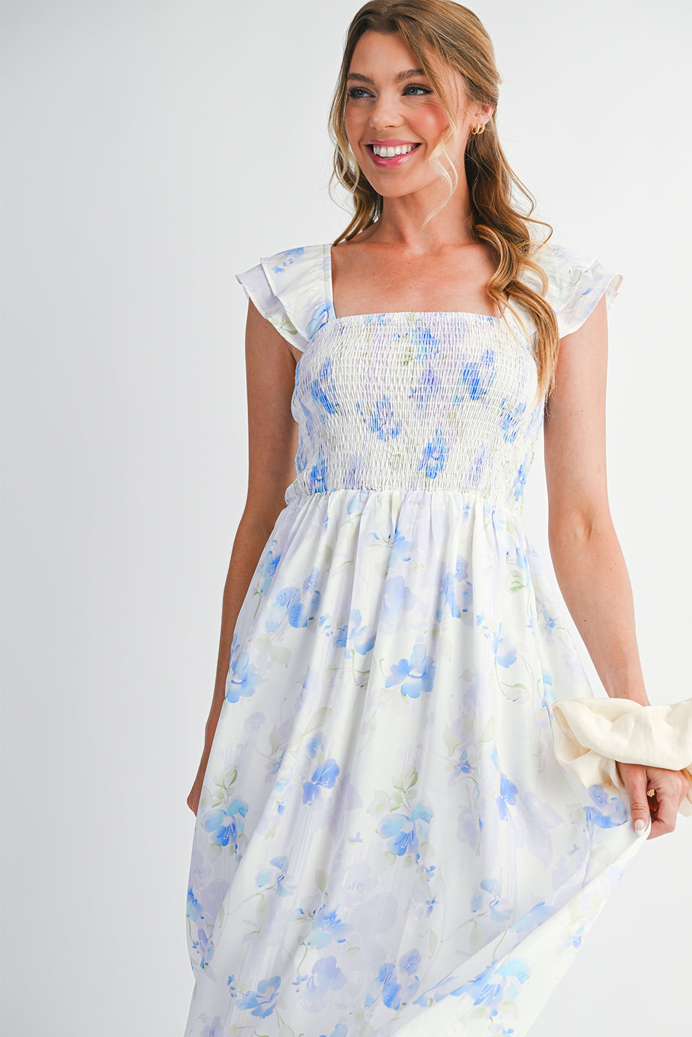 Robe longue bleu ciel à fleurs — Taille haute smockée & volants