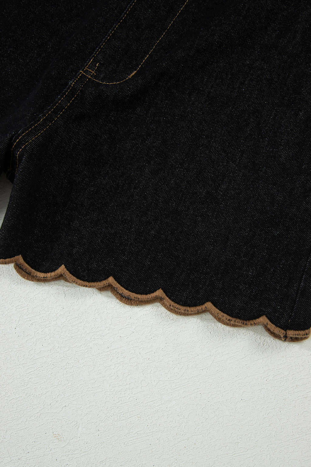 Short en jean à bordure festonnée — Bleu marine