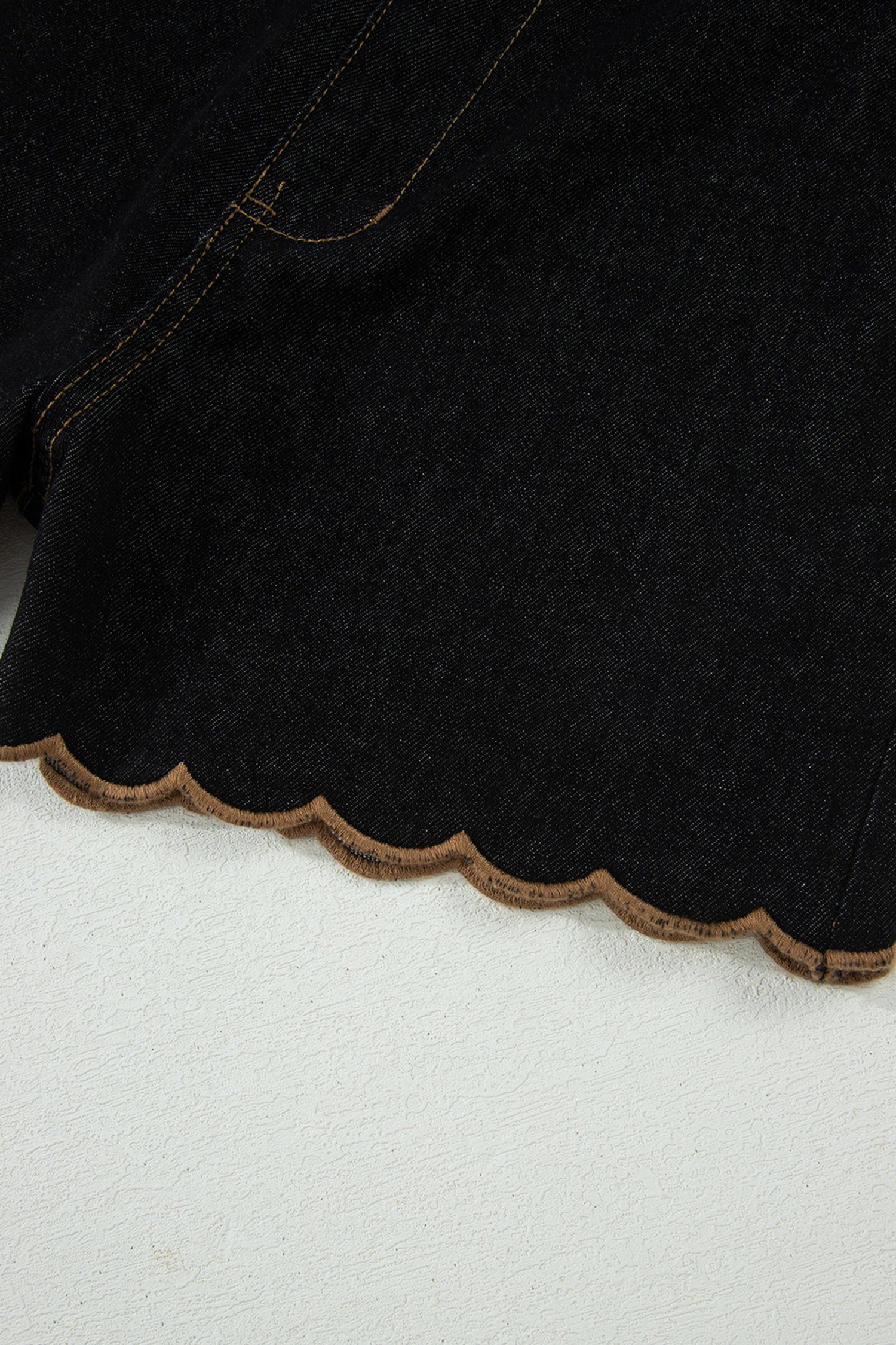 Short en jean à bordure festonnée — Bleu marine