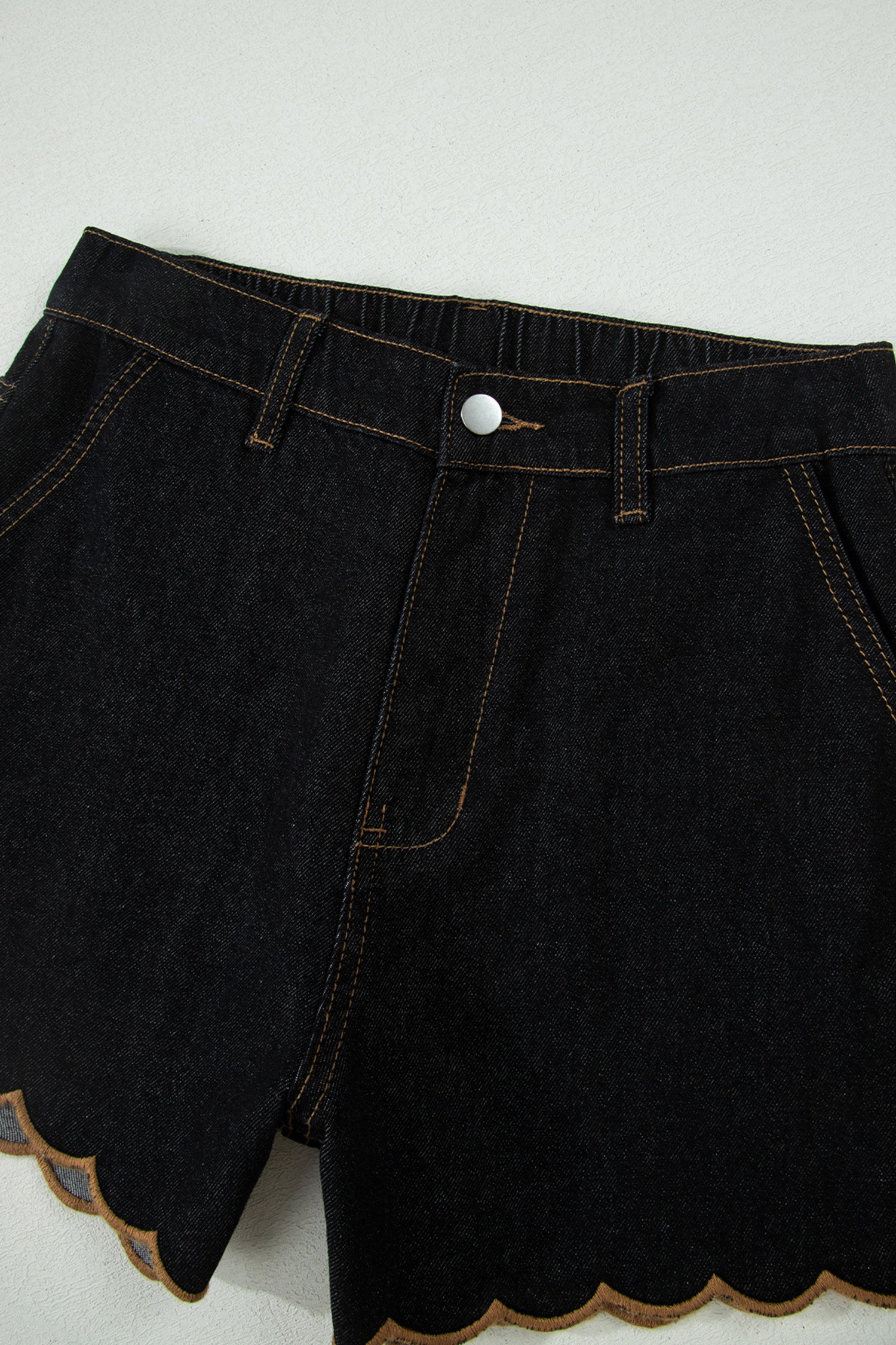 Short en jean à bordure festonnée — Bleu marine