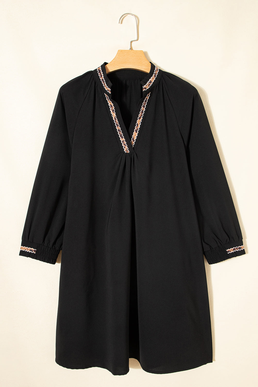 Robe courte noire à col V brodé et manches 3/4 bouffantes