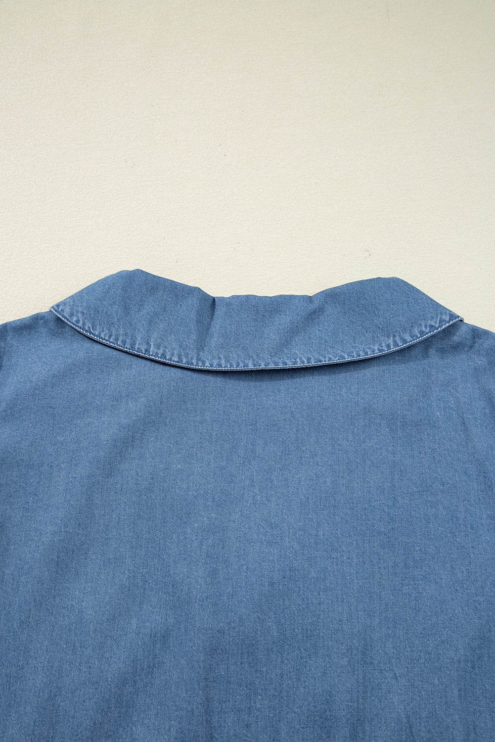 Haut Péplum Denim Bleu Crépuscule — Col en V à Nouer et Manches Ballon