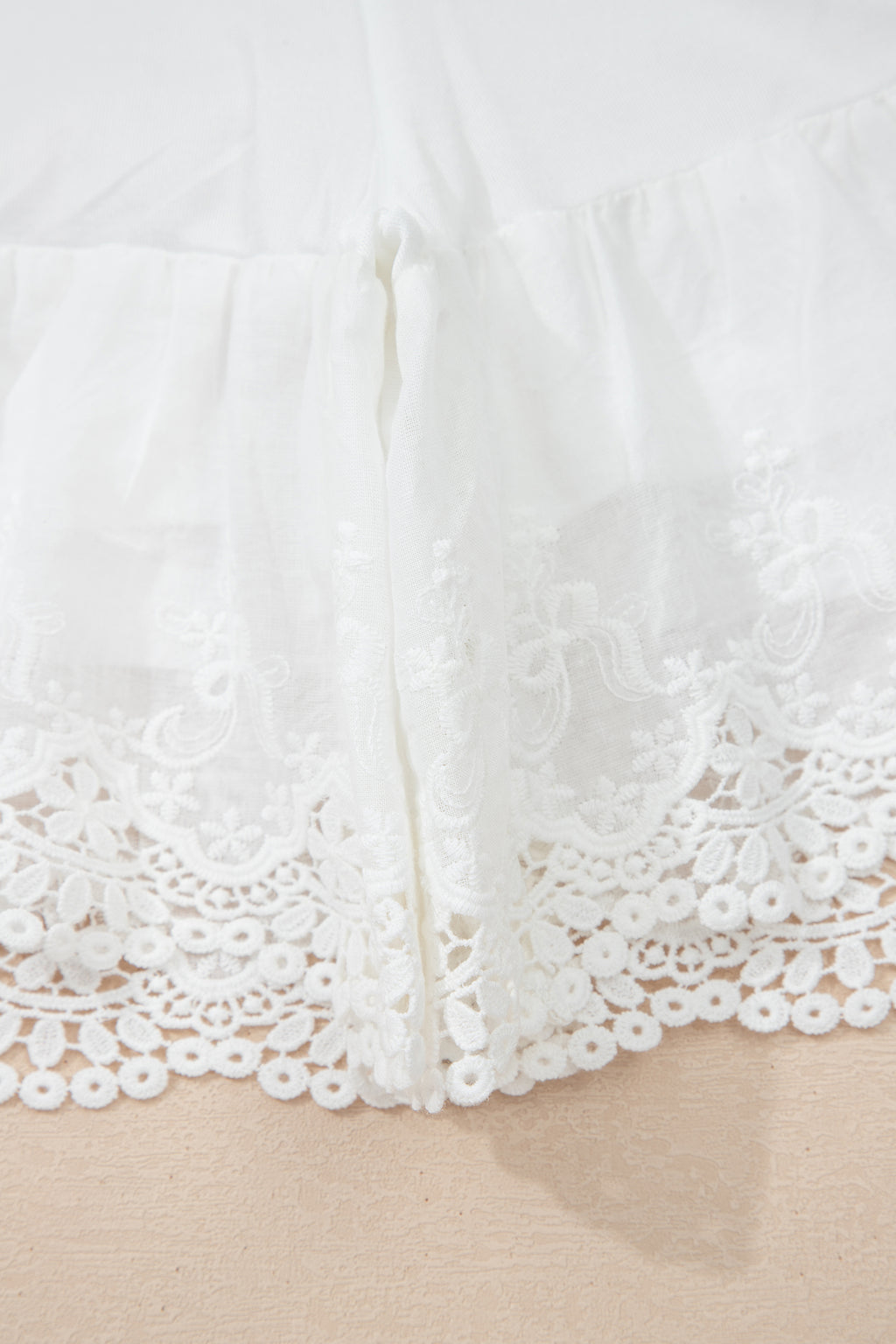 Shorty en dentelle à volants étagés — blanc, taille haute élastique