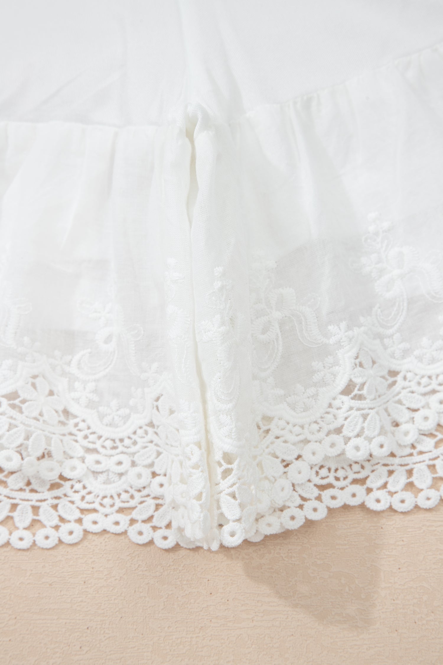 Shorty en dentelle à volants étagés — blanc, taille haute élastique