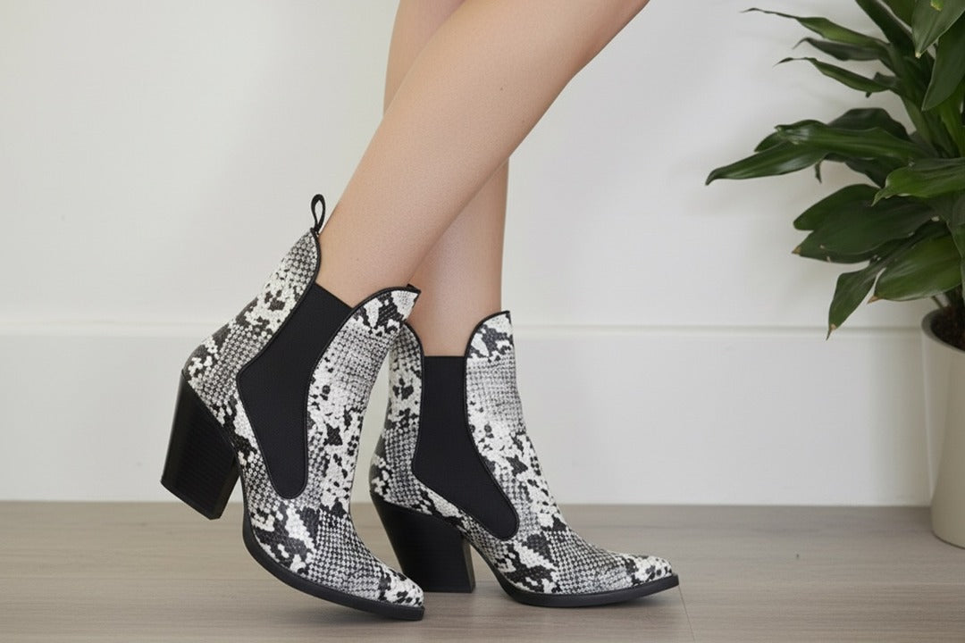 Jolies bottines Zara pointues imprimé pyton taille 39 - blanc/noir/gris - très bon état