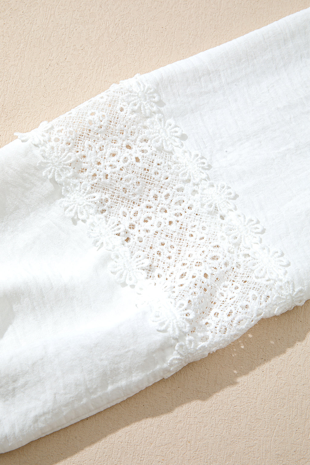 Chemisier blanc en dentelle guipure florale à manches longues bouffantes