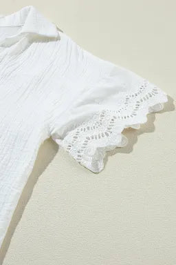 Chemisier Blanc – Col V & Dentelle Froissée