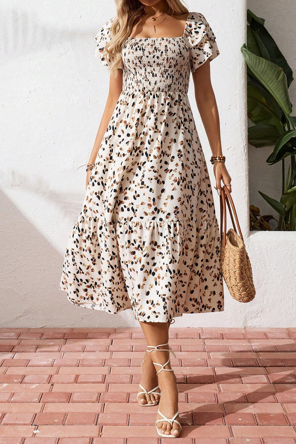 Robe Florale Beige – Col Carré Smocké & Manches Courtes à Volants