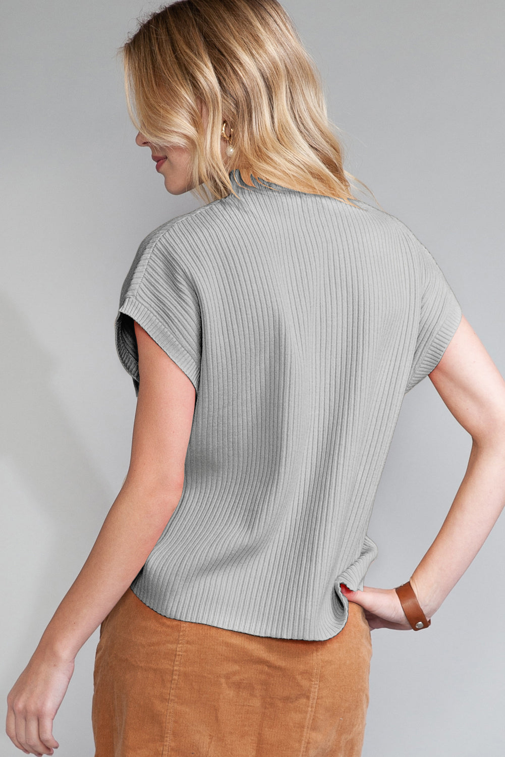 Pull Gris Maille Côtelée – Col Montant, Manches Courtes & Poche Plaquée