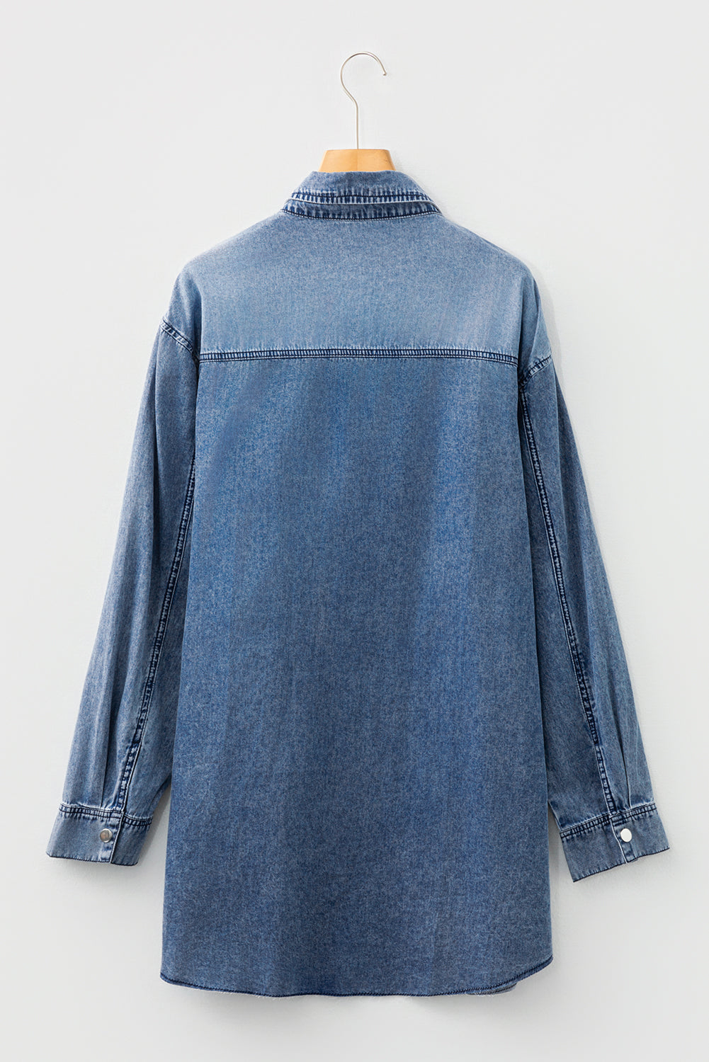 Robe Chemise Ample en Jean — Ourlet Brut et Poches Poitrine