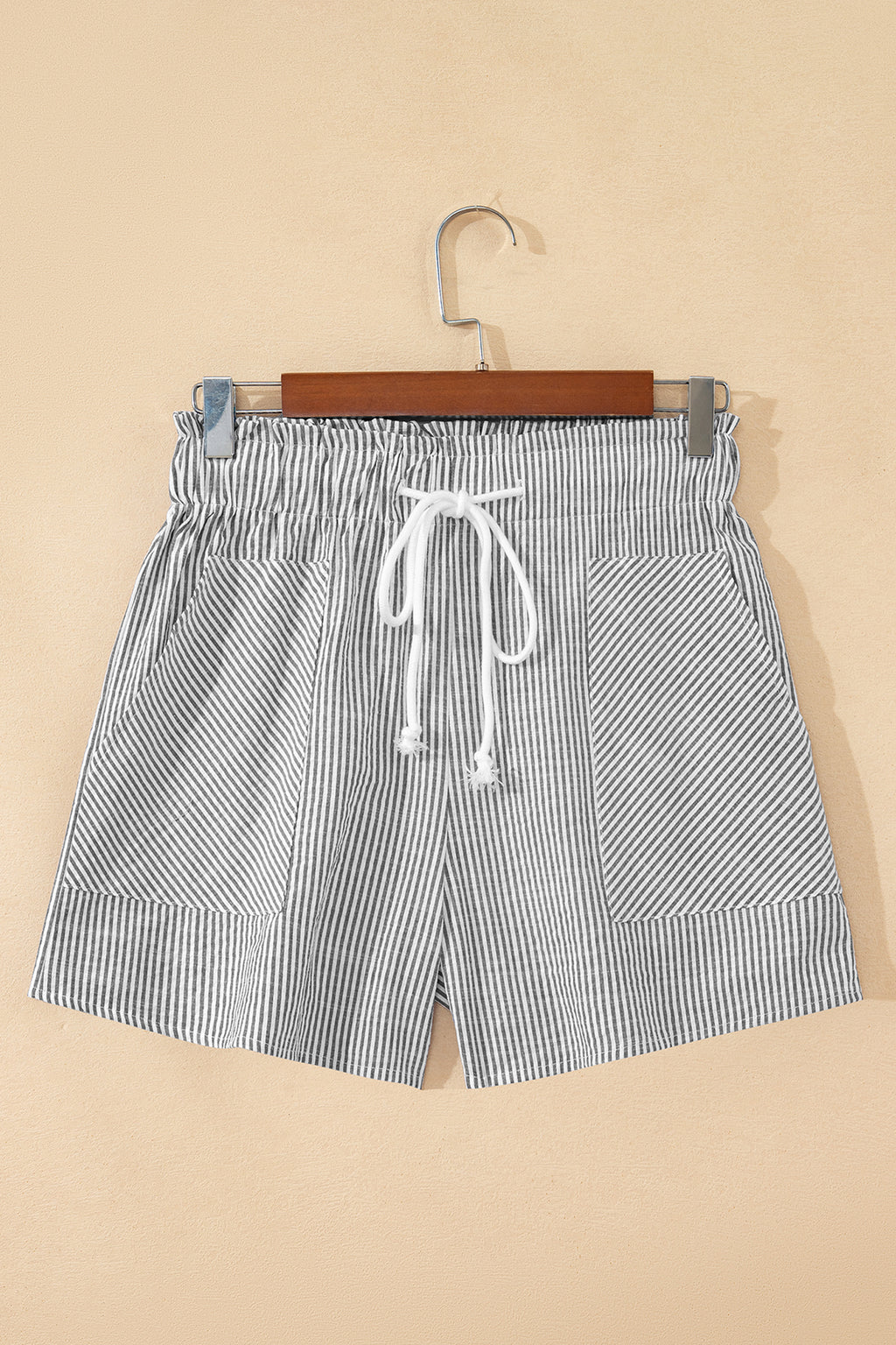 Short rayé gris taille haute à cordon lacé et poches — jambes larges, 75% coton