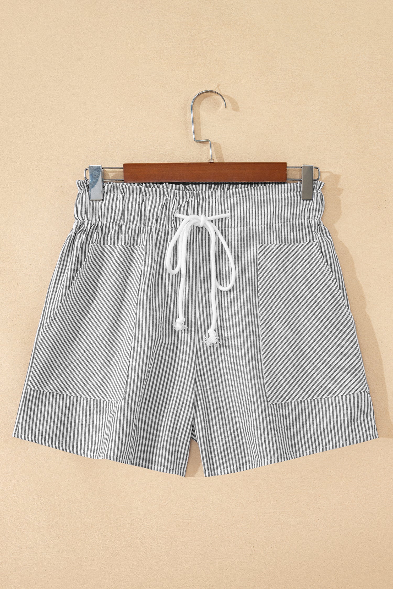 Short rayé gris taille haute à cordon lacé et poches — jambes larges, 75% coton