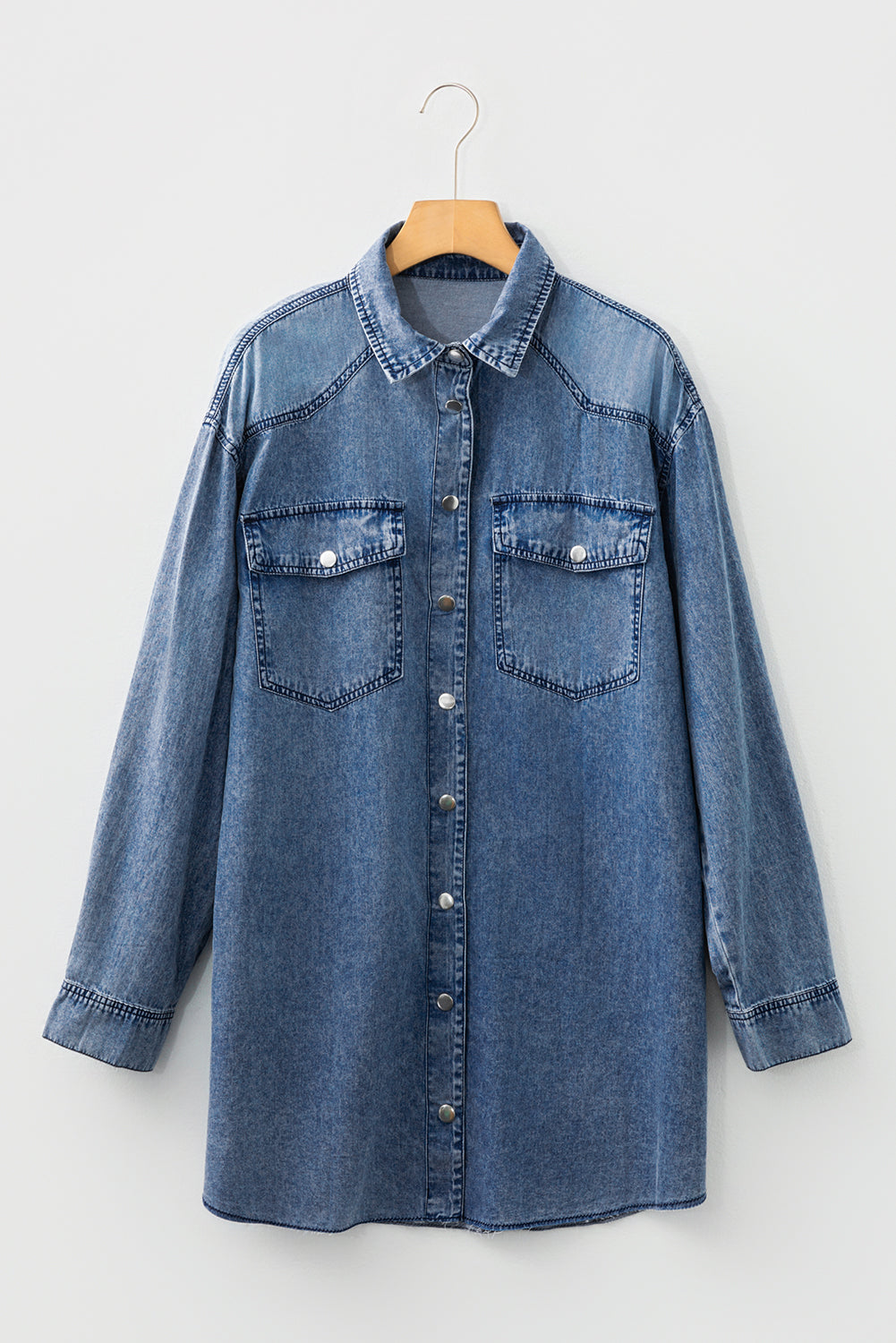 Robe Chemise Ample en Jean — Ourlet Brut et Poches Poitrine