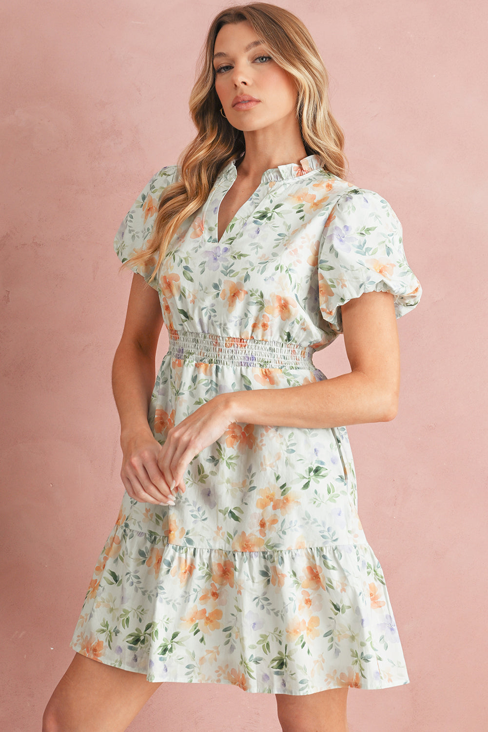 Robe Courte Beige à Imprimé Floral — Taille Haute Smockée et Manches Bouffantes