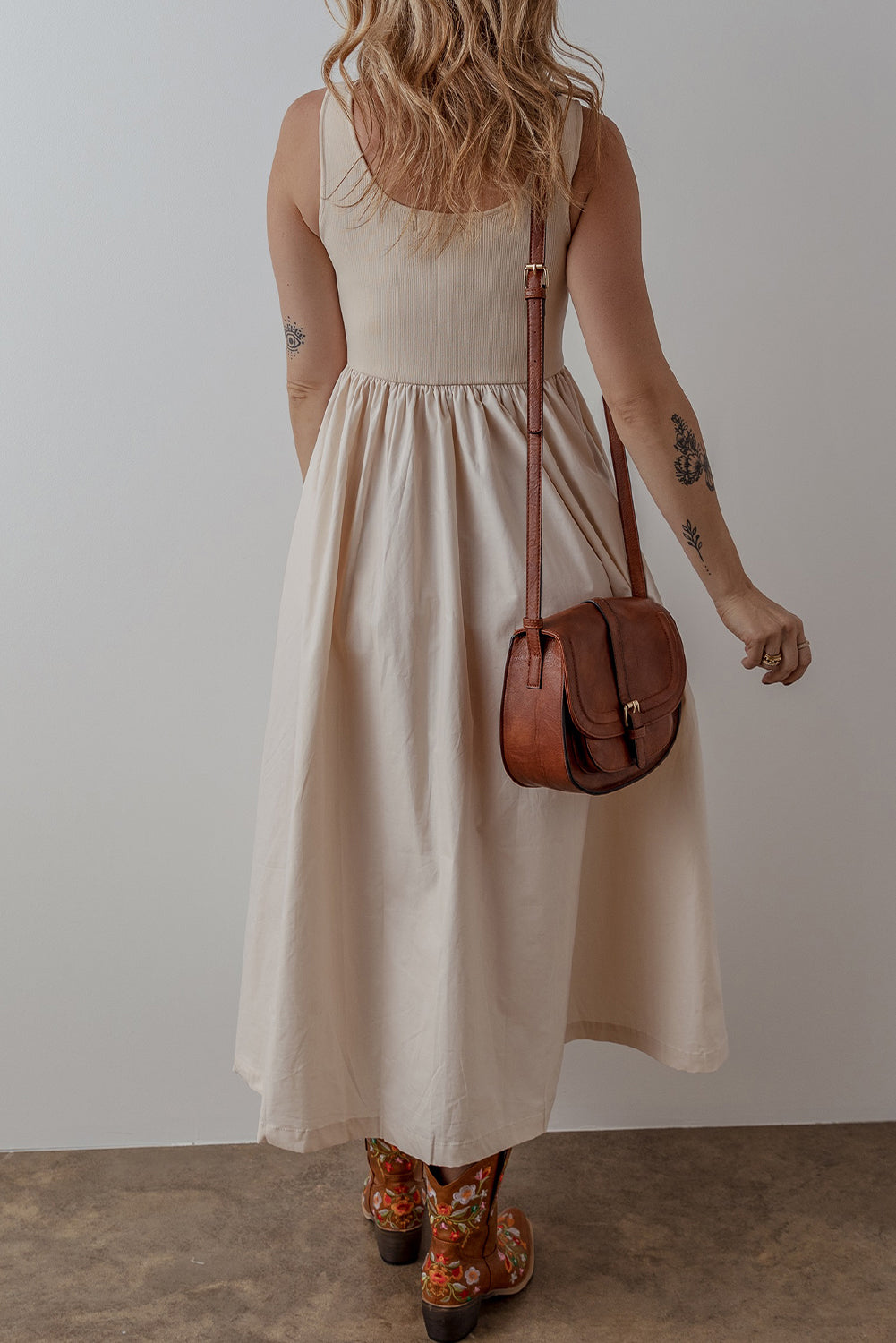 Robe Midi Beige Sans Manches — Haut Côtelé et Jupe Plissée