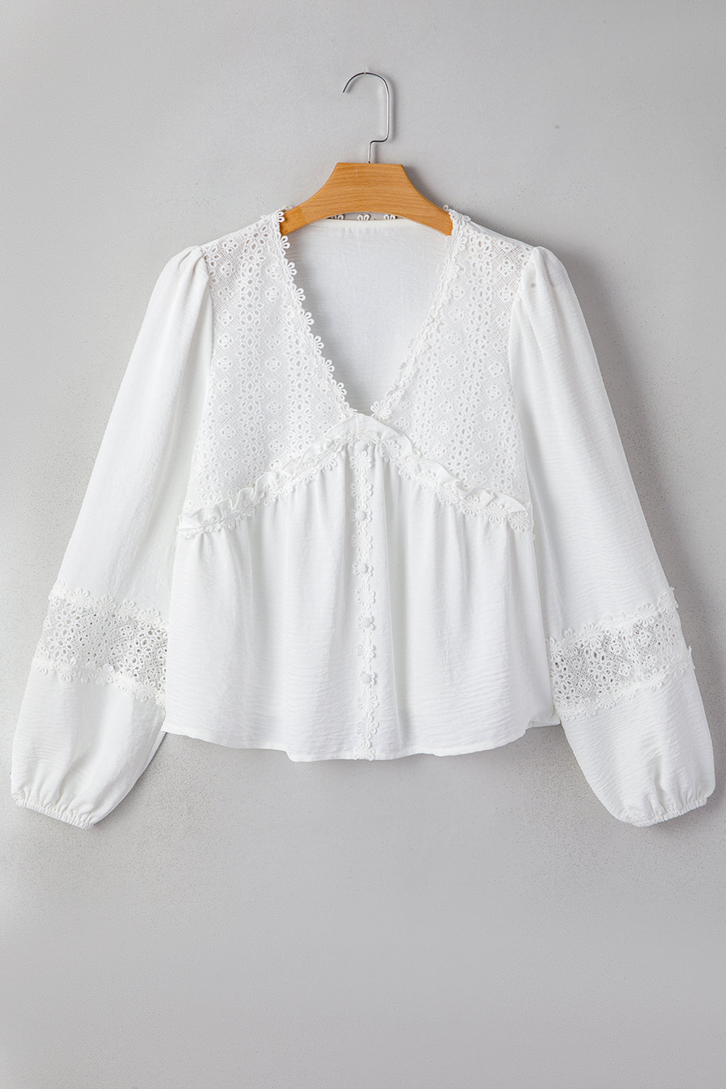Chemisier blanc en dentelle guipure florale à manches longues bouffantes