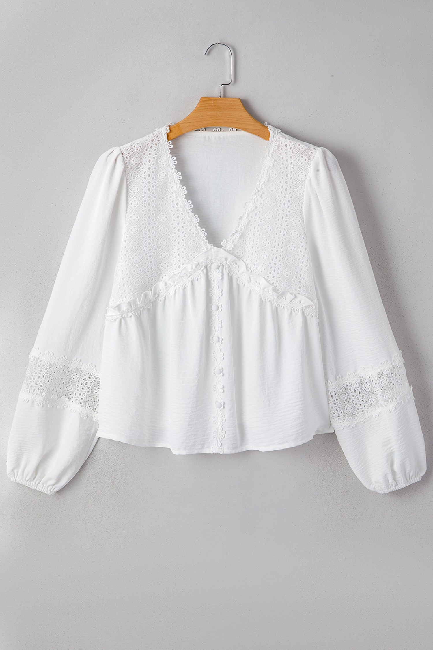 Chemisier blanc en dentelle guipure florale à manches longues bouffantes
