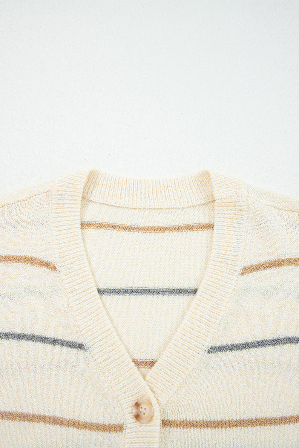 Cardigan Rayé Crème – Col en V, Boutons Dorés & Épaules Tombantes