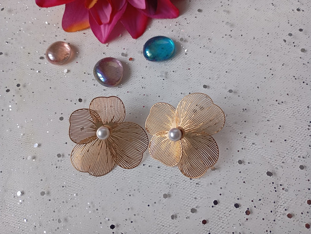 Boucles d'oreilles fleurs avec perle d'imitation - neuf - en acier inoxydable plaqué or