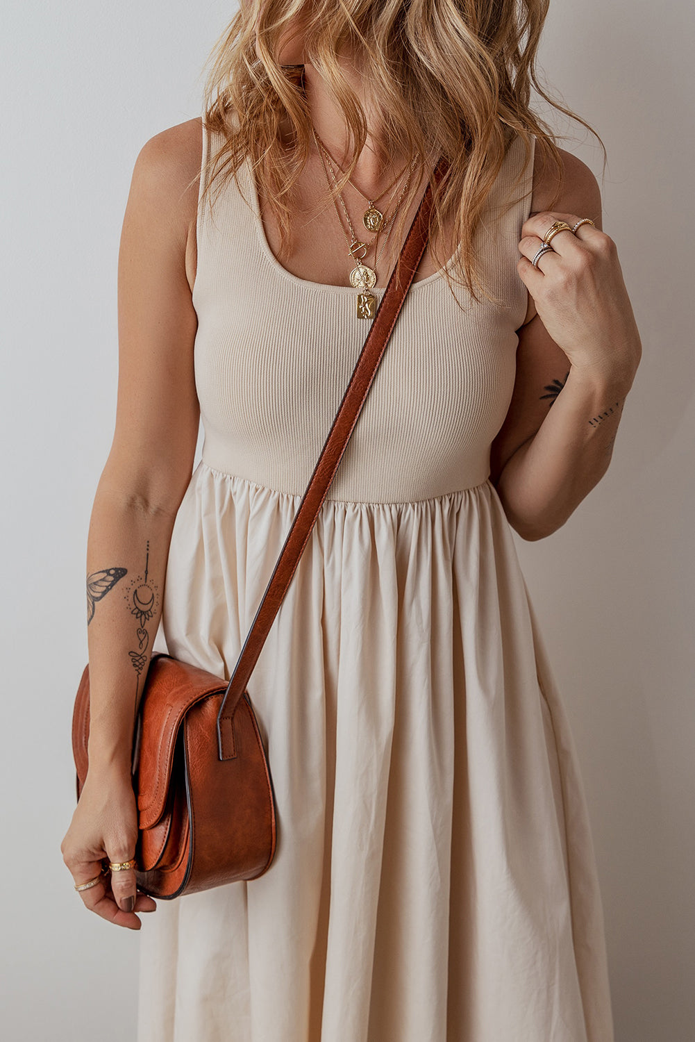 Robe Midi Beige Sans Manches — Haut Côtelé et Jupe Plissée