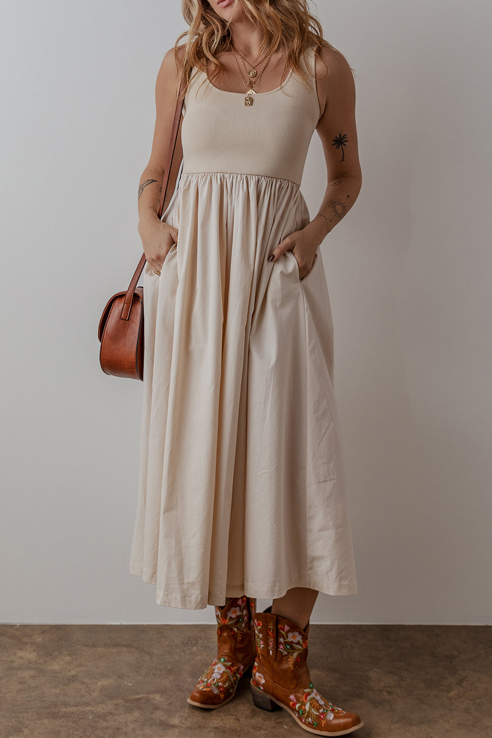 Robe Midi Beige Sans Manches — Haut Côtelé et Jupe Plissée