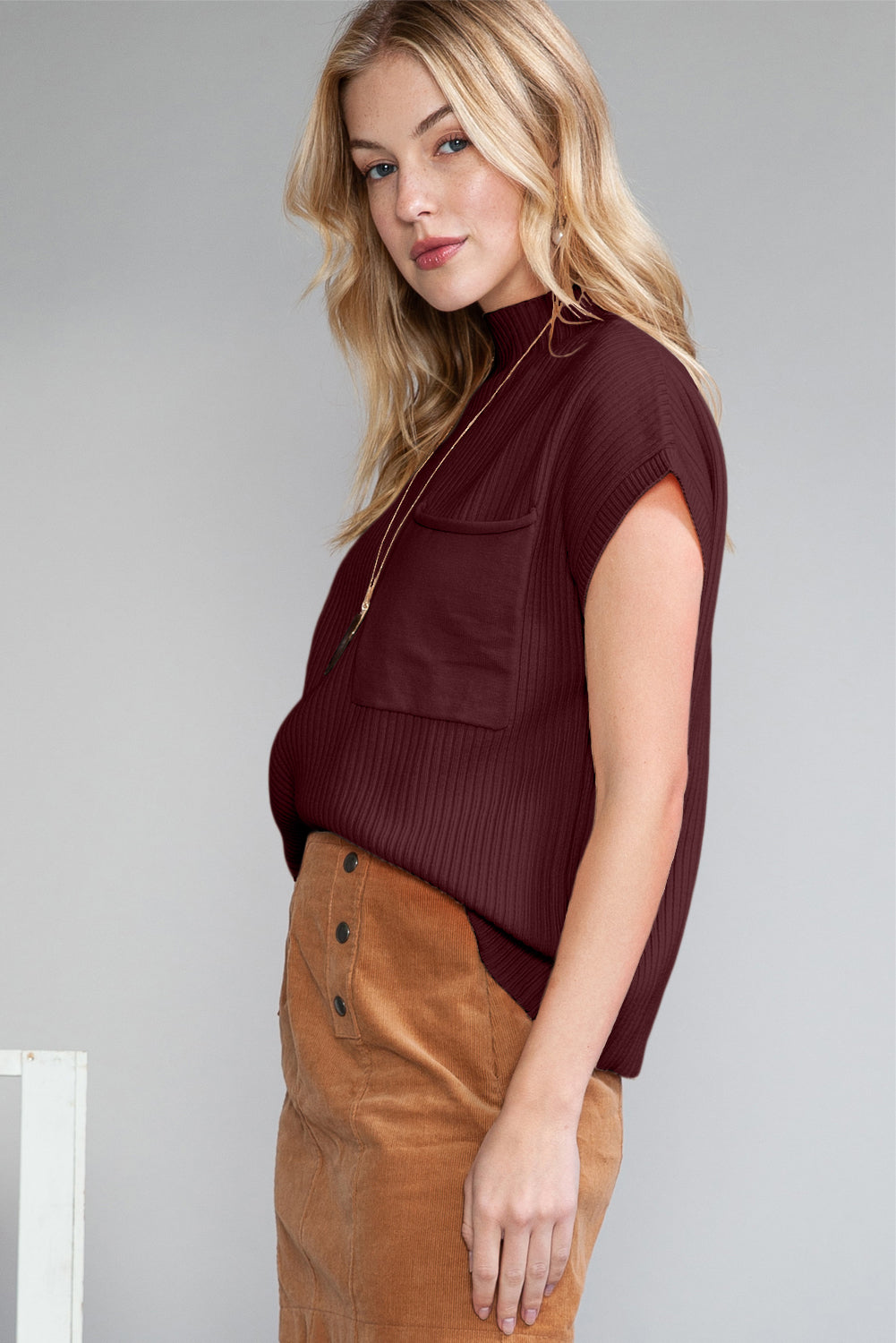 Pull Gris Maille Côtelée – Col Montant, Manches Courtes & Poche Plaquée