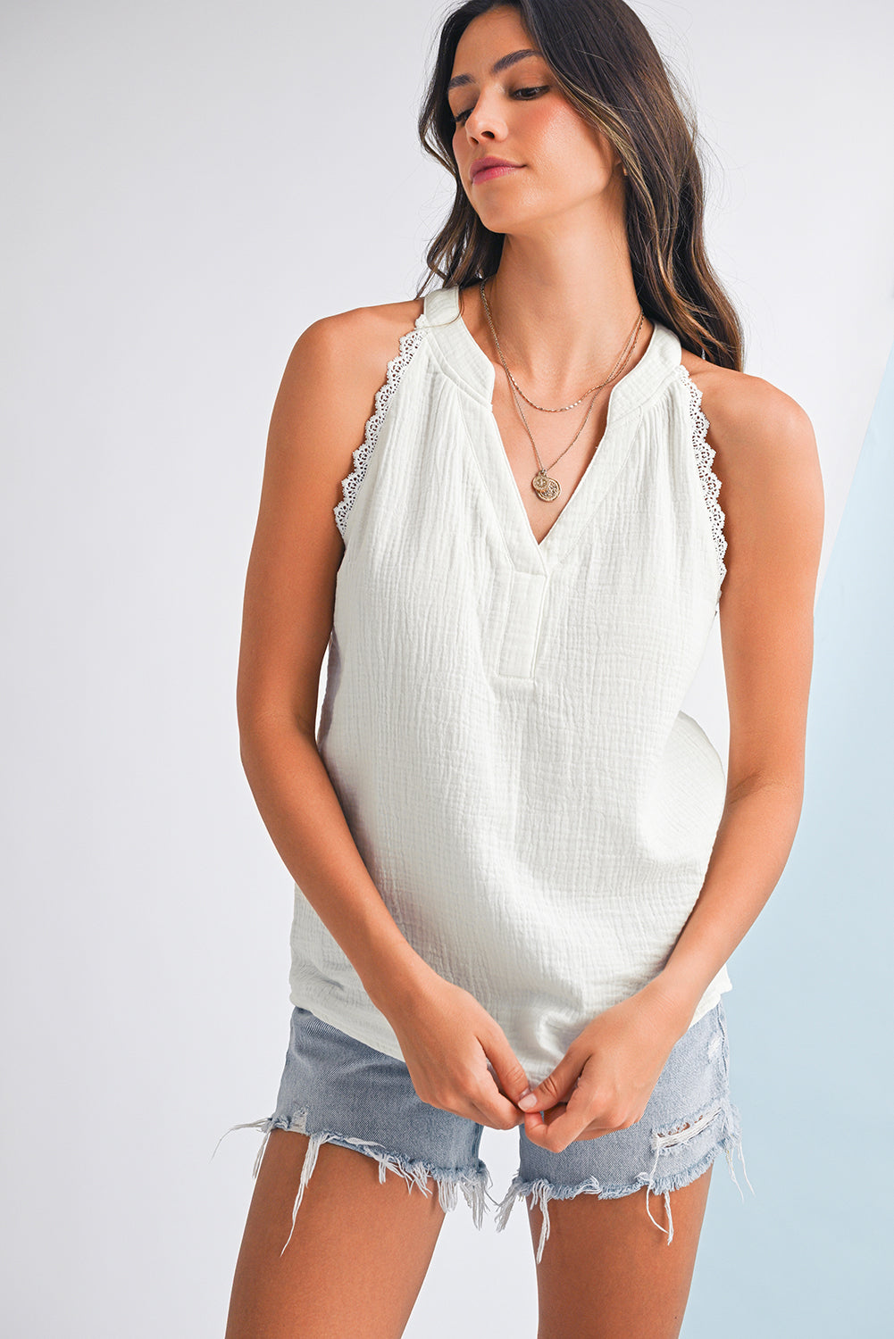 Top Blanc Sans Manches – Col V & Bordure Dentelle Froissée