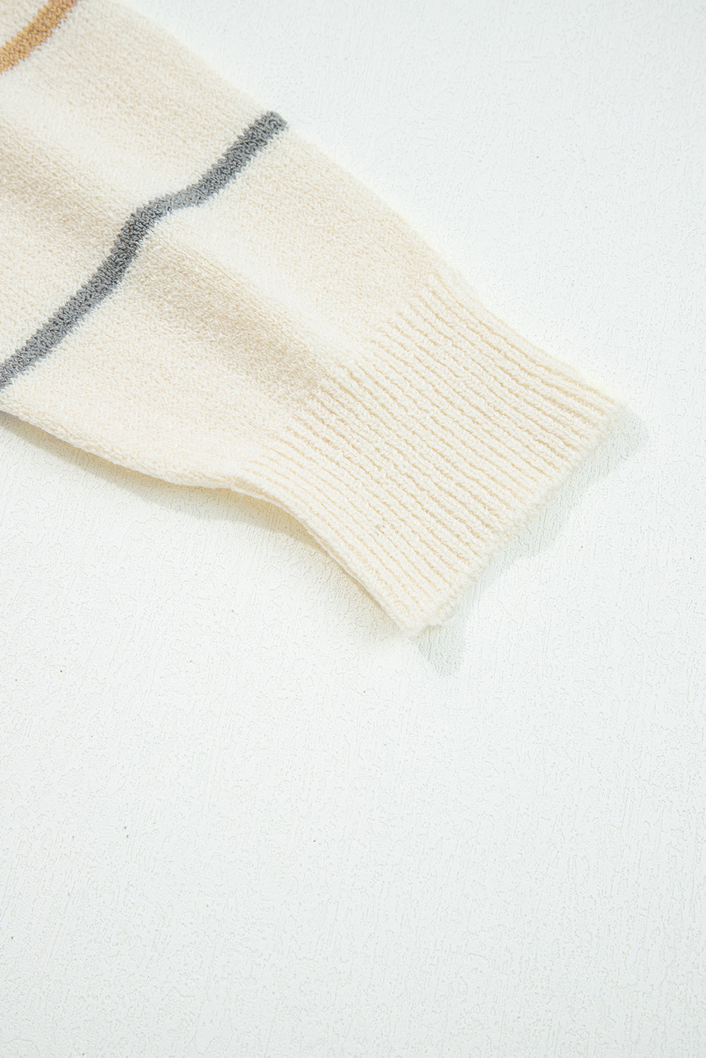 Cardigan Rayé Crème – Col en V, Boutons Dorés & Épaules Tombantes