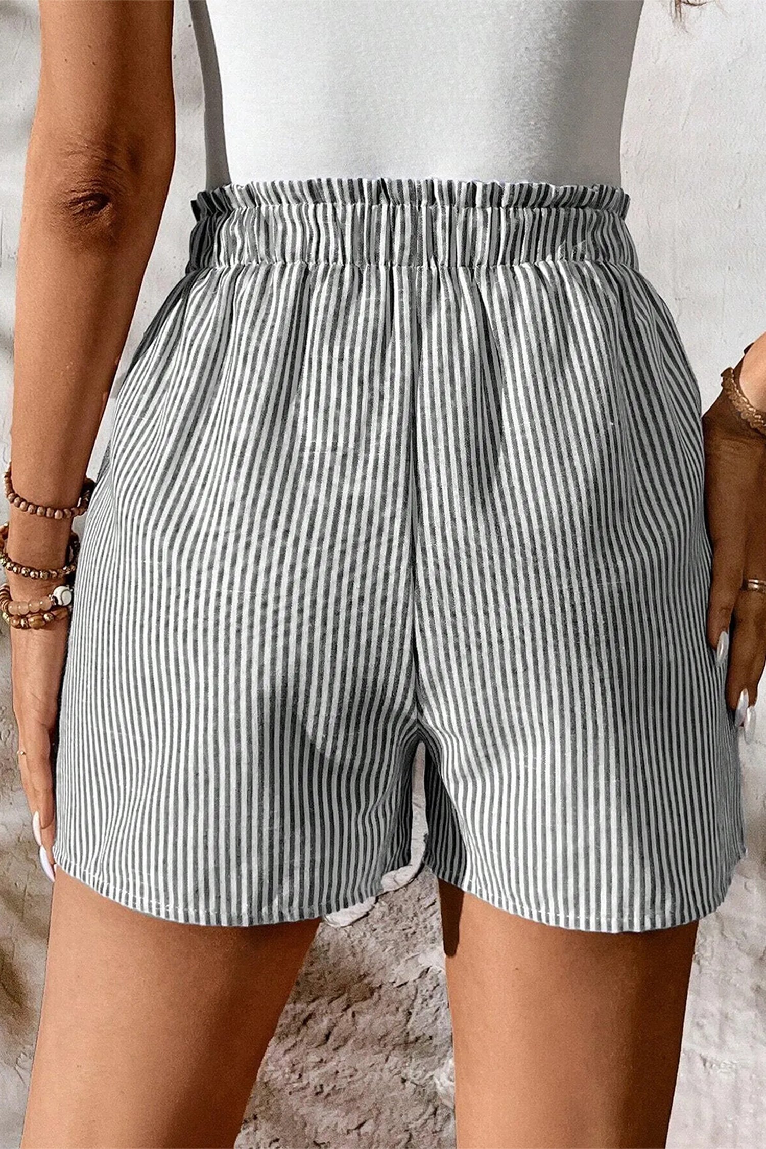 Short rayé gris taille haute à cordon lacé et poches — jambes larges, 75% coton
