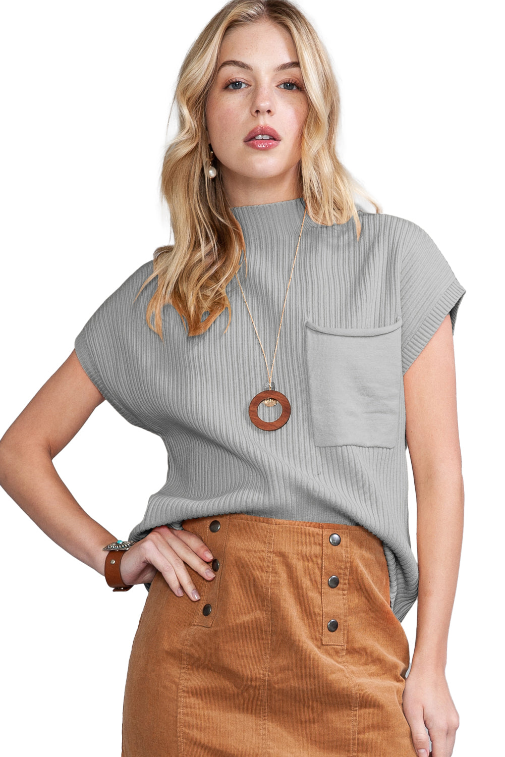 Pull Gris Maille Côtelée – Col Montant, Manches Courtes & Poche Plaquée