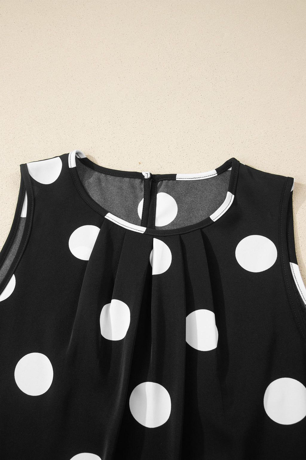 Ensemble deux pièces à pois noirs — débardeur plissé col rond et pantalon jambes larges