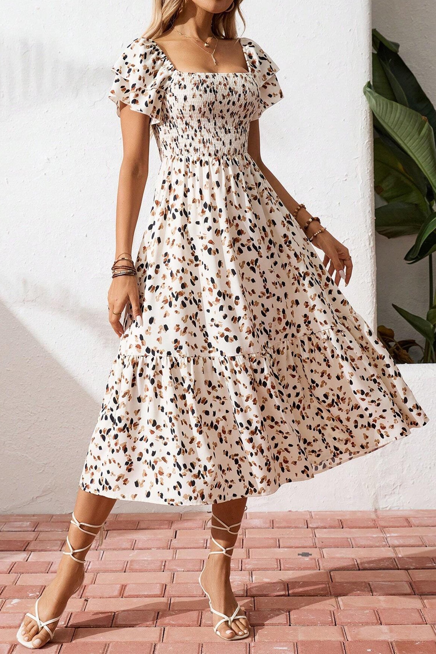 Robe Florale Beige – Col Carré Smocké & Manches Courtes à Volants