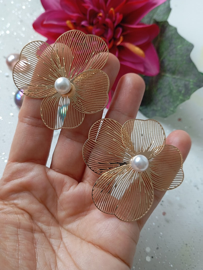 Boucles d'oreilles fleurs avec perle d'imitation - neuf - en acier inoxydable plaqué or