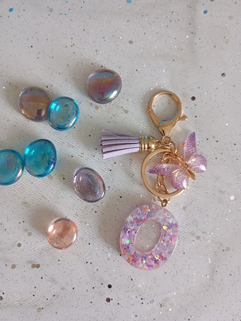 Porte-clés prénom femme papillon et lettre O paillettes - lila/rose - neuf