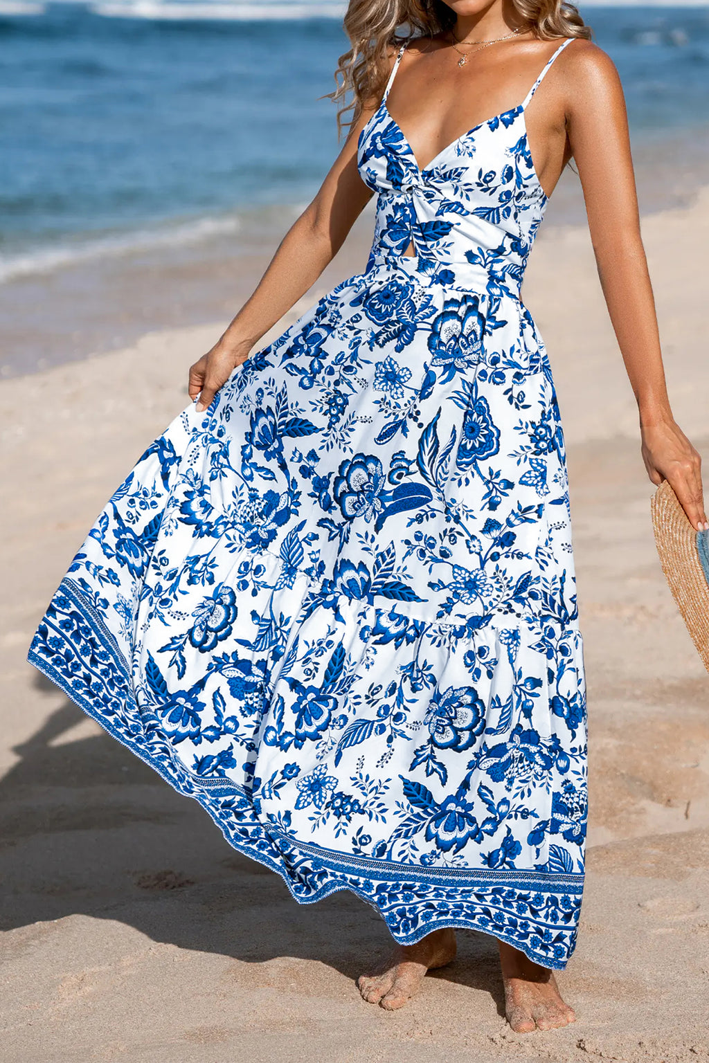 Robe longue bleue ciel à bretelles spaghetti, buste torsadé et imprimé floral
