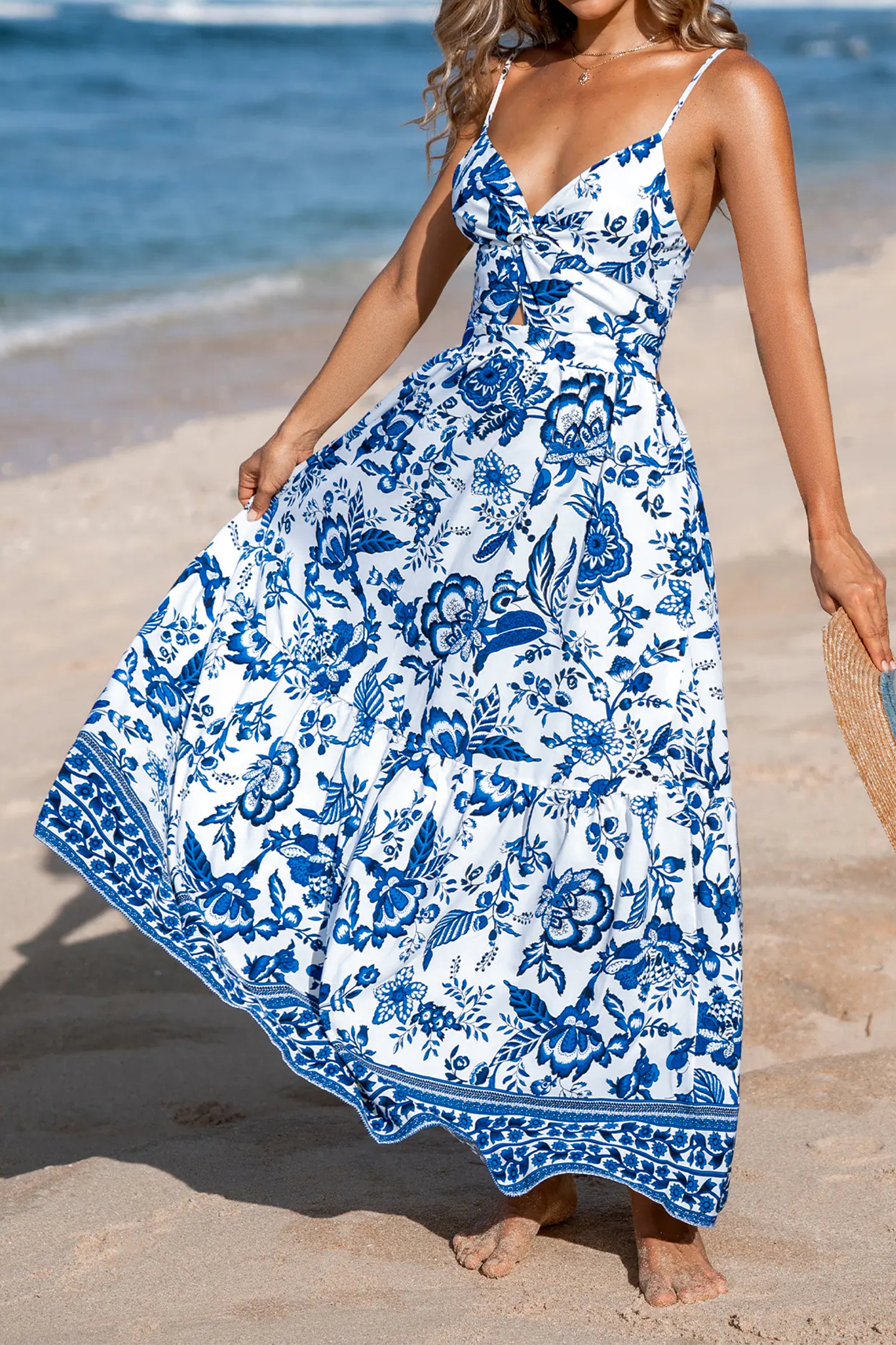 Robe longue bleue ciel à bretelles spaghetti, buste torsadé et imprimé floral